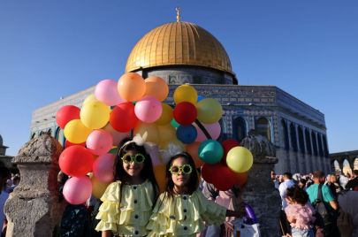 AHMAD GHARABLI/Getty Images - أجواء العيد في باحات المسجد الأقصى