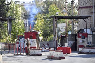 مدخل مخيم عين الحلوة الذي يشهد اشتباكات منذ الخميس - Houssam Shbaro/Getty Images