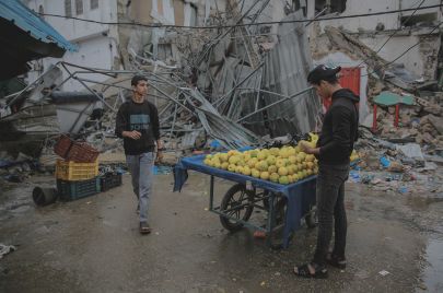 شاب يبيع البرتقال على عربة في غزة (UNICEF/Omar Al-Qattaa)